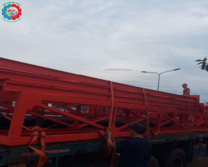 Cầu đỡ ống hơi bão hòa được đi lắp đặt/ Supports for slightly saturated pipe system