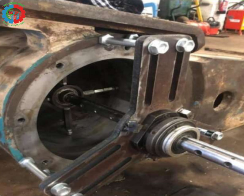 Gia công gối đỡ chân cẩu Container/ Machining container crane leg support